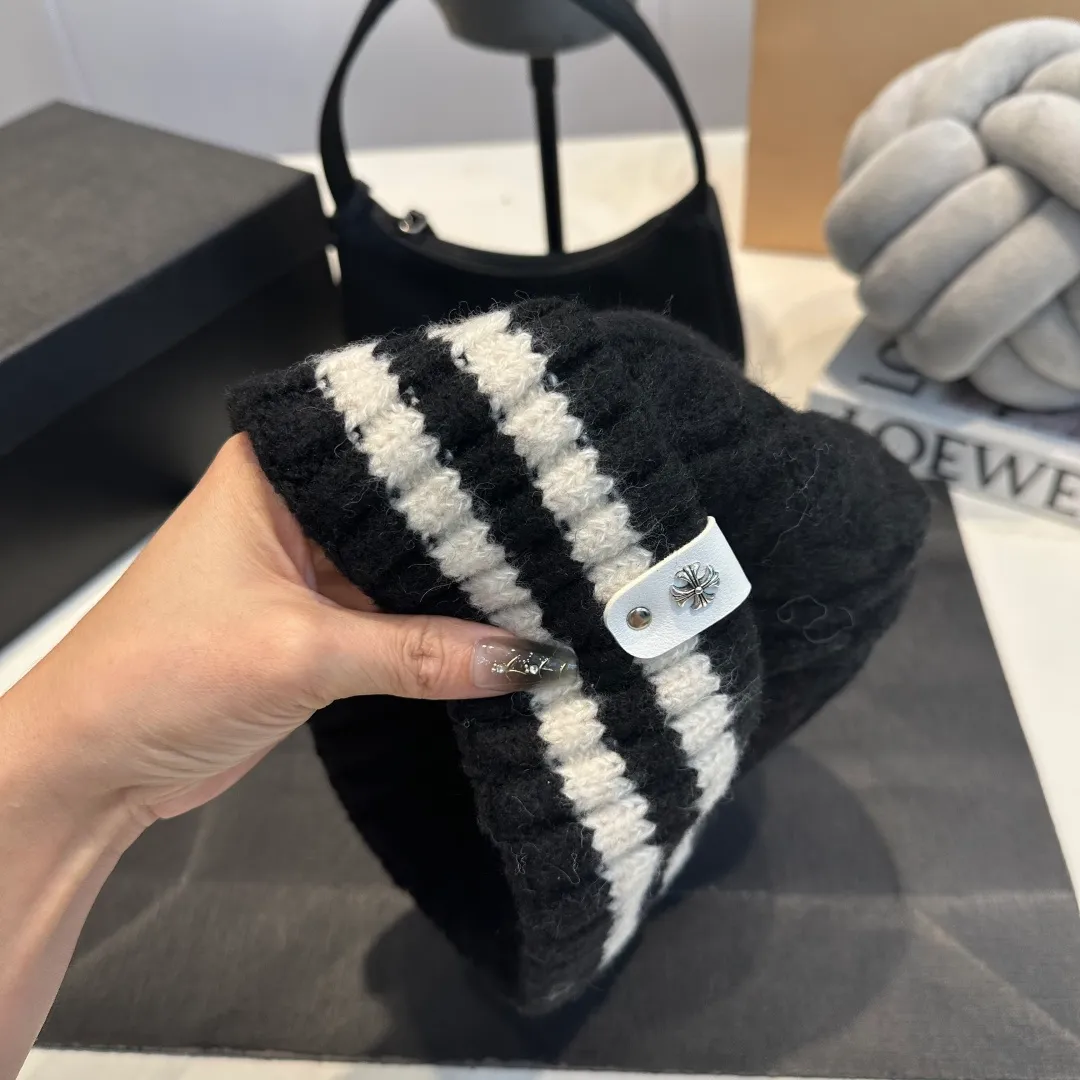 P60 Crow Heart Autumn and Winter Wool Knitted Beanie This must be the favorite of minimalism. It is clean, neat, fashionable and versatile, and will definitely not be picky about your face shape! A fashionable classic that lasts forever! Fashionable black and white can be purchased together!